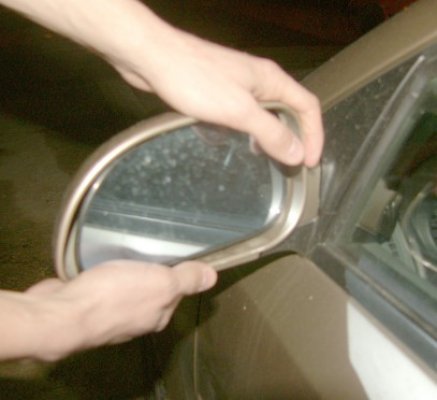 Doi minori au furat oglinzile retrovizoare de la mai multe maşini